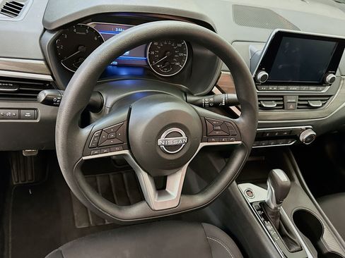 Used 2025 Nissan Altima 2.5 SV FWD image 18