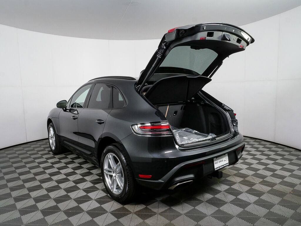 Certified 2026 Porsche Macan AWD/4WD image 32