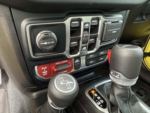 Used 2024 Jeep Gladiator Mojave w/ Technology Group image 19