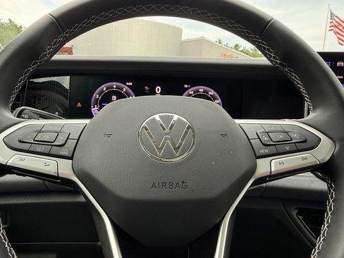 Used 2026 Volkswagen Tiguan SE w/ Panoramic Sunroof Package AWD/4WD image 46