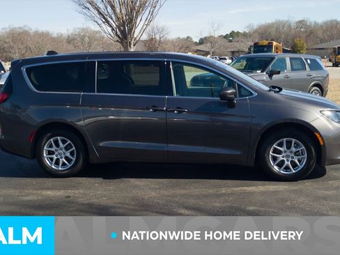 Used 2022 Chrysler Voyager LX image 5