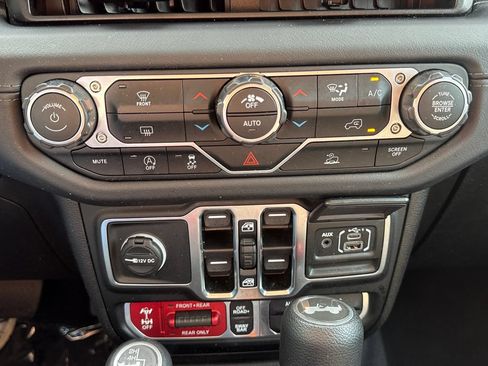 Used 2025 Jeep Wrangler Unlimited Rubicon AWD/4WD image 24