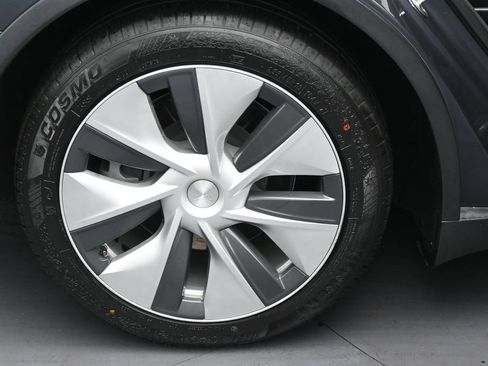 Used 2022 Tesla Model Y Long Range AWD/4WD image 36