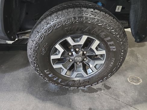Certified 2023 Toyota Tacoma TRD Off-Road w/ Technology Package AWD/4WD image 33