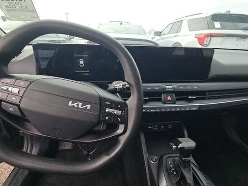 Used 2025 Kia K4 LXS image 11
