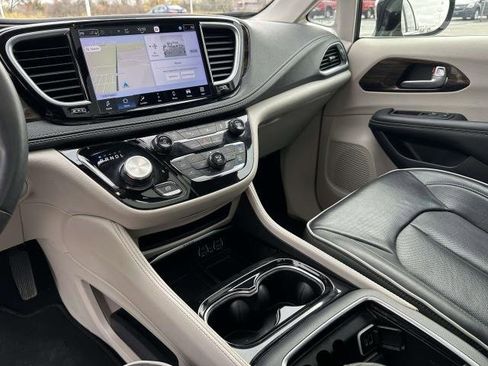 Used 2023 Chrysler Pacifica Limited image 14