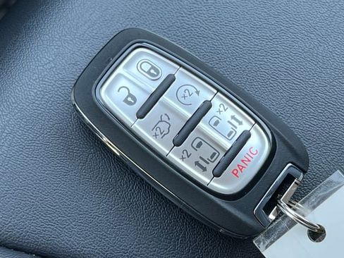 Used 2024 Chrysler Pacifica Touring-L FWD image 33