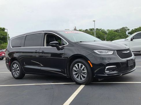 Used 2024 Chrysler Pacifica Limited FWD image 4