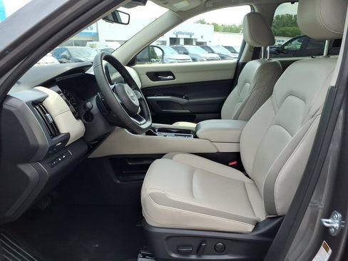 Used 2025 Nissan Pathfinder SL FWD image 12
