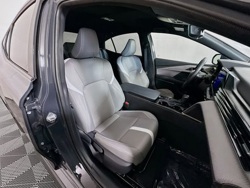 Used 2025 Toyota Camry SE FWD image 28