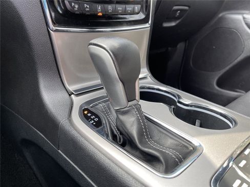 Used 2019 Jeep Grand Cherokee Overland AWD/4WD image 31