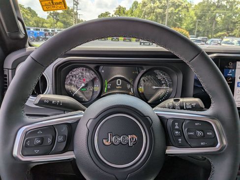 Used 2025 Jeep Wrangler Unlimited Sahara w/ Safety Group AWD/4WD image 12