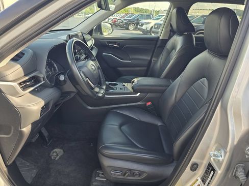Used 2024 Toyota Highlander XLE AWD/4WD image 13
