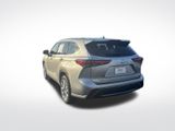 Used 2020 Toyota Highlander Limited image 3
