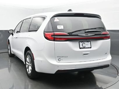 New 2025 Chrysler Pacifica Select w/ Uconnect Theater Family Group