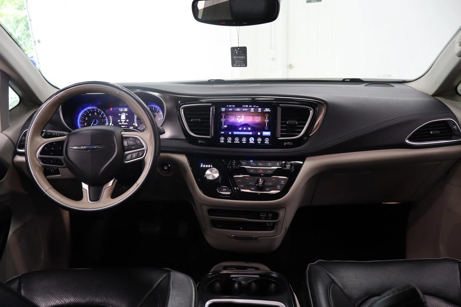 Used 2017 Chrysler Pacifica Limited w/ UConnect Theater Package FWD image 32