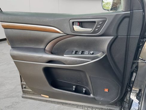 Used 2019 Toyota Highlander Limited Platinum AWD/4WD image 11