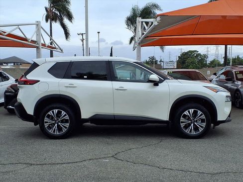 Used 2023 Nissan Rogue SV image 3