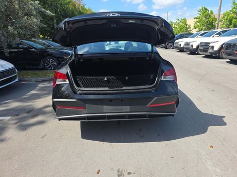 Used 2025 Hyundai Elantra SE FWD image 11