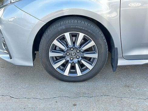 Used 2018 Toyota Sienna XLE Premium image 3