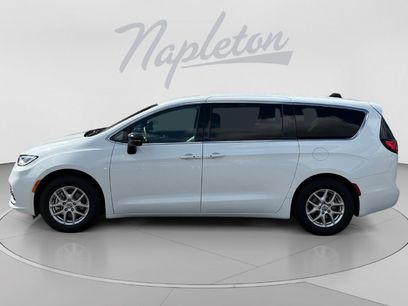 Used 2025 Chrysler Pacifica Select