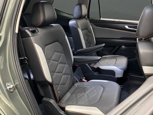 Used 2024 Volkswagen Atlas Peak Edition SEL AWD/4WD image 26