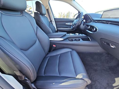 Certified 2025 Genesis GV70 2.5T w/ Select Package AWD/4WD image 18