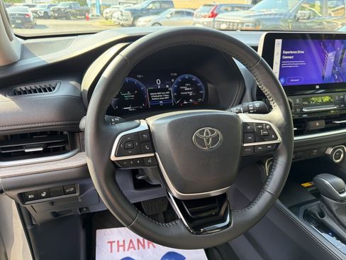 Used 2024 Toyota Grand Highlander AWD image 16