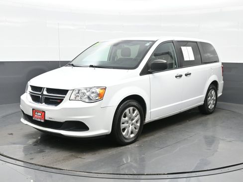 Used 2019 Dodge Grand Caravan SE w/ UConnect Hands-Free Group image 2