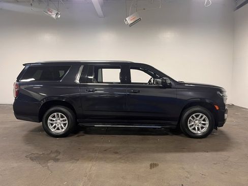 Used 2023 Chevrolet Suburban LT image 2