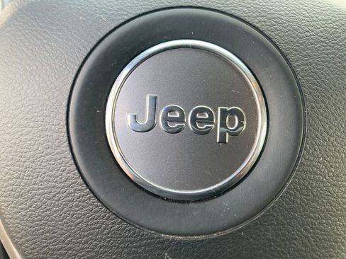 Used 2020 Jeep Grand Cherokee Laredo image 25