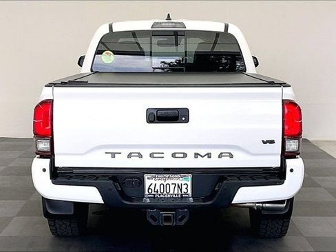 Used 2019 Toyota Tacoma TRD Off-Road w/ TRD Premium Off Road Package AWD/4WD image 3