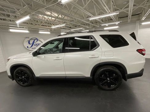 Certified 2025 Honda Pilot Black Edition image 2