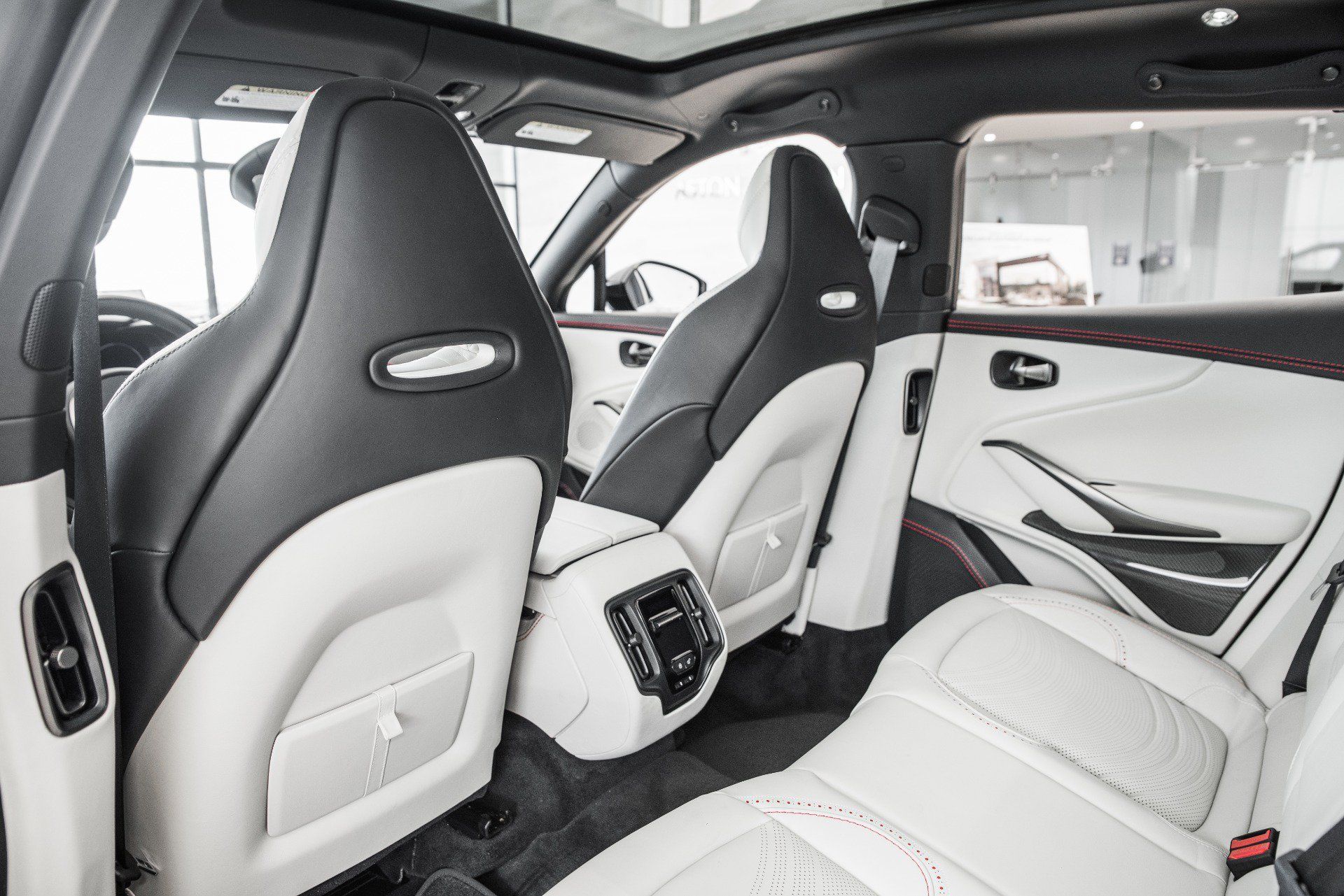 Used 2022 Aston Martin DBX AWD/4WD image 14