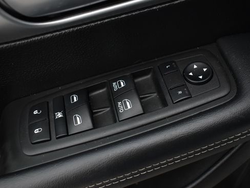 Used 2023 Chrysler Pacifica Touring FWD image 13