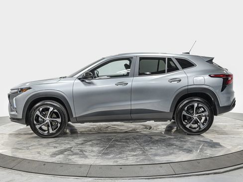 Used 2025 Chevrolet Trax RS FWD image 2