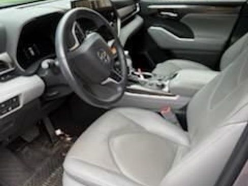 Used 2024 Toyota Highlander Limited AWD/4WD image 9