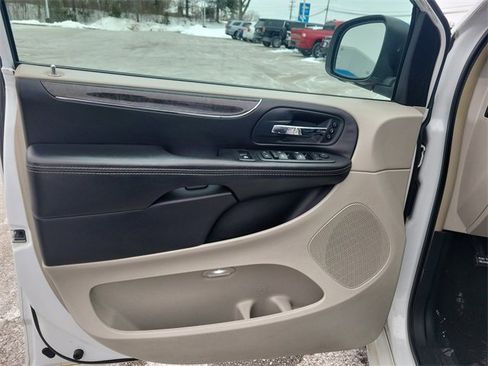 Used 2014 Chrysler Town & Country Limited image 19