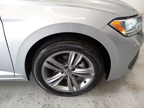 Used 2024 Volkswagen Jetta SE FWD image 3