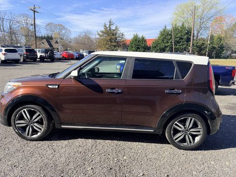 Used 2017 Kia Soul + image 11