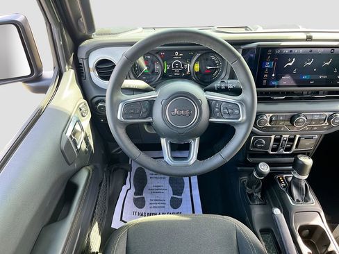 Certified 2025 Jeep Wrangler Unlimited Sahara w/ Safety Group AWD/4WD image 21