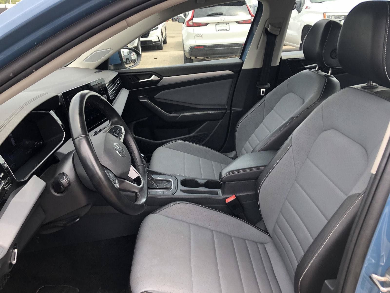 Used 2025 Volkswagen Jetta SE FWD image 18