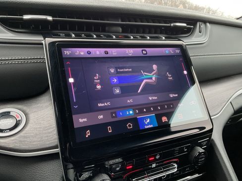 Used 2025 Jeep Grand Cherokee Limited image 25