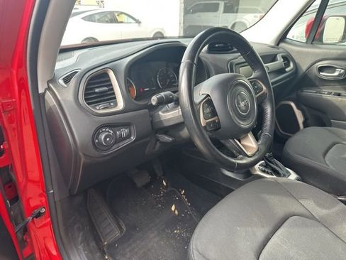 Used 2017 Jeep Renegade Latitude w/ Popular Equipment Group image 9