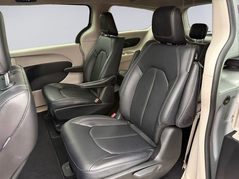 Certified 2024 Chrysler Pacifica Select image 19