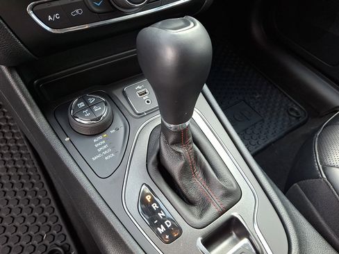 Certified 2022 Jeep Cherokee Trailhawk w/ Premium Leather Package image 16