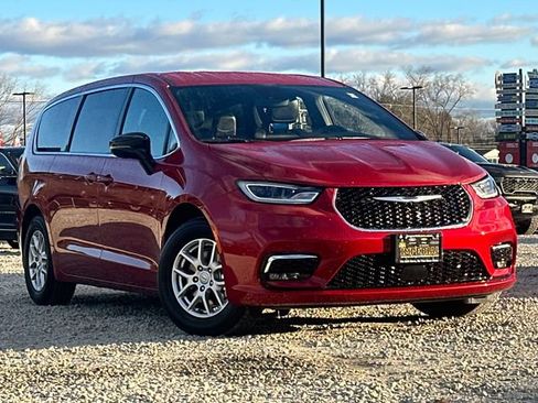 New 2026 Chrysler Pacifica Select image 2