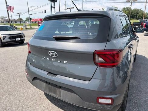 Used 2025 Hyundai Venue SEL FWD image 18
