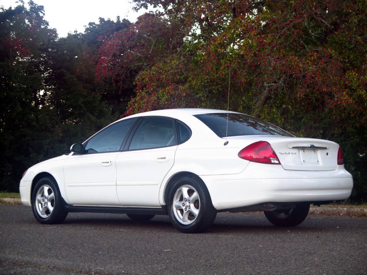 Used 2003 Ford Taurus SES FWD image 3