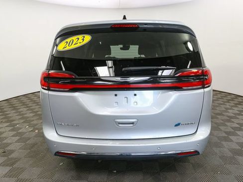 Used 2023 Chrysler Pacifica Touring-L FWD image 8